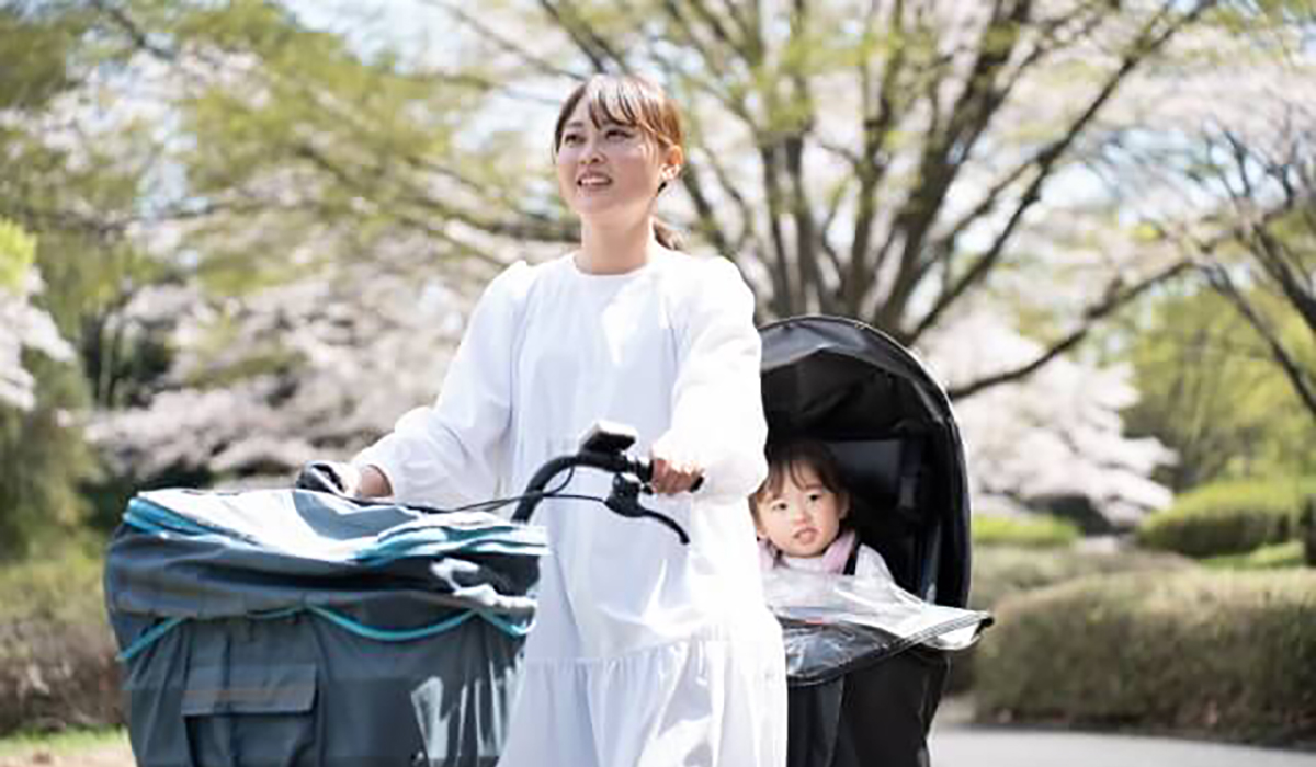 子供乗せ自転車に乗る親子