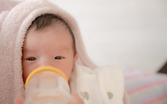 ミルクを飲む赤ちゃん